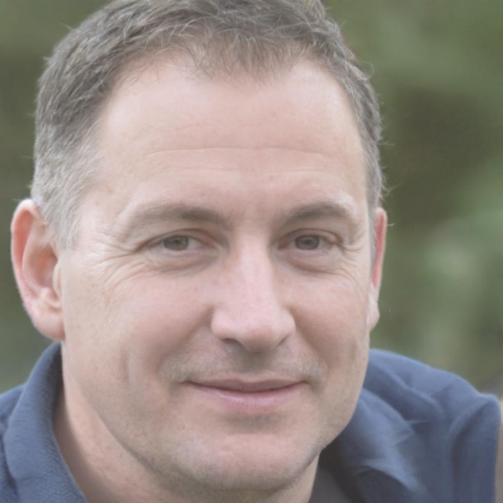 Portrait de Marius travaillant sur un dessin d'observation